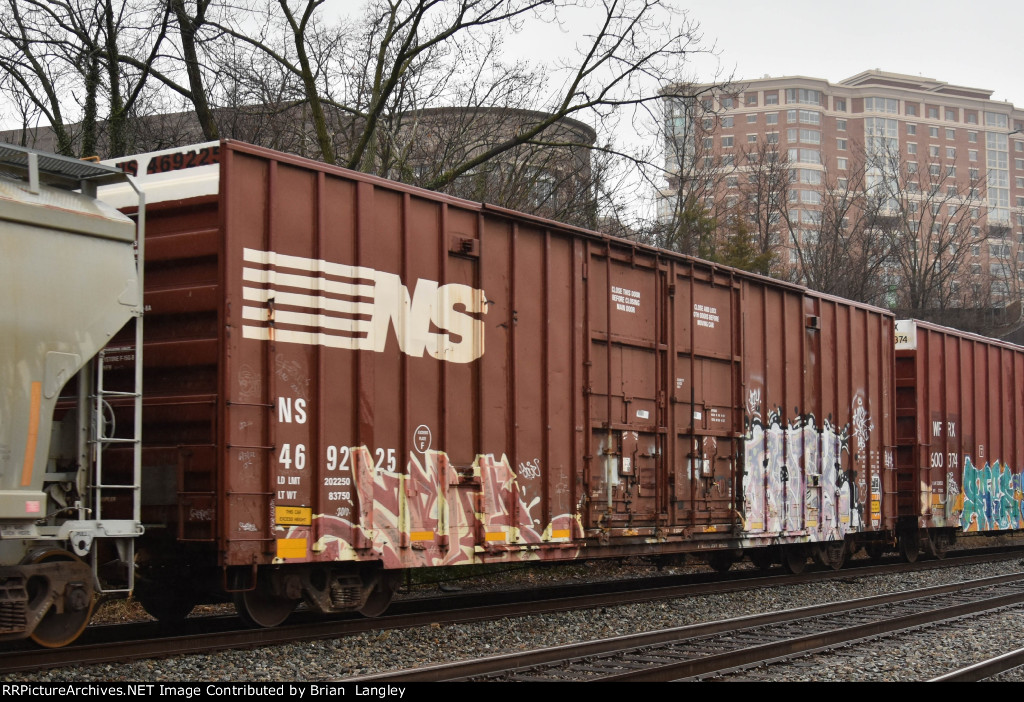 469225